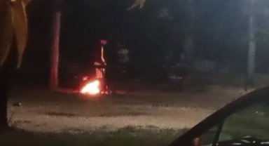 Parktaki yangın korkuttu; o anlar kamerada