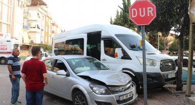 Personel servisiyle otomobil çarpıştı; 4 yaralı