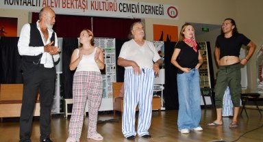 Sahnede neşeli oyun