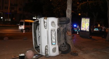 Taksi ile minibüs çarpıştı; 1'i ağır, 3 yaralı