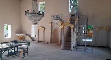 Tarihi camideki restorasyonda orijinal kök boyalar yerine altın varak kullanılmış