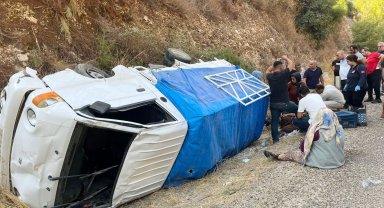 Tarım işçilerini taşıyan kamyonet devrildi: 1'i ağır, 8 yaralı