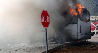 Tur otobüsü yangında kullanılamaz hale geldi
