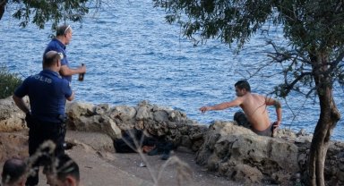 30 metrelik falezlere çıktı, annesinin aranmasını istedi