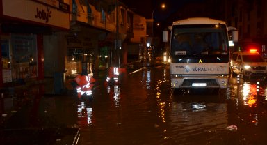 'Turuncu' kod uyarısı yapılan Antalya'da sağanak yaşamı olumsuz etkiledi