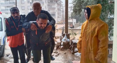 'Turuncu' kod uyarısı yapılan Antalya'da sağanak yaşamı olumsuz etkiledi