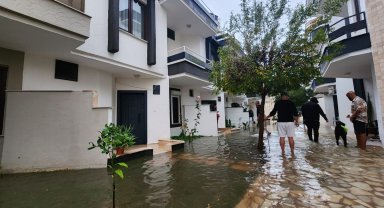 'Turuncu' kod uyarısı yapılan Antalya'da sağanak yaşamı olumsuz etkiledi