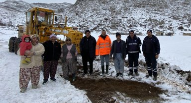 Akseki'de karda mahsur kalan 3 aile kurtarıldı