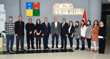Alanya Üniversitesi'nden Başkan Özçelik'e plaket