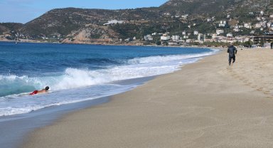 Alanya'da yaylalara kar yağdı, sahilde denize girildi