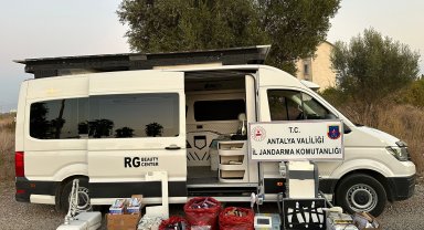 Antalya'da lise mezunu seyyar 'güzellik uzmanı', VIP minibüsünde yakalandı