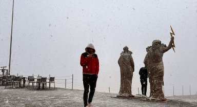 Antalya'ya mevsimin ilk karı düştü