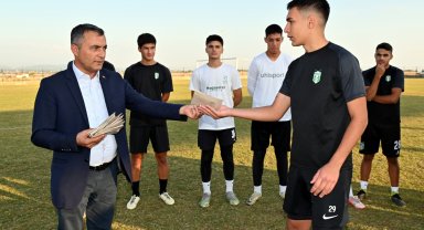 Başkan Kara genç futbolcuları ödüllendirdi