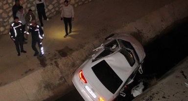 Çarpışan otomobillerden biri dereye düştü