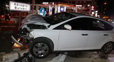 Çarpışan otomobillerden biri refüje çıktı