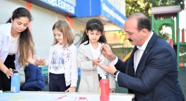 Çocuk Hakları Günü'nde çocuklarla bir araya geldi