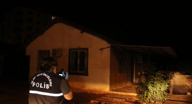 Depo olarak kullandığı evinin önünde silahlı saldırıya uğradı