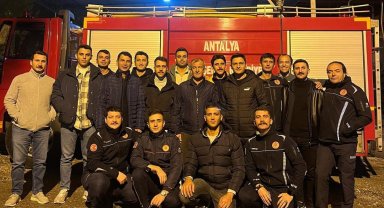 Emekli itfaiyeciye arkadaşlarından pastalı uğurlama