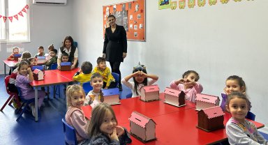 Emekli öğretmenlerden miniklere sıcacık sürpriz