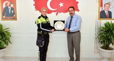 Emniyet Müdürü Arslan'dan trafik polisine plaket