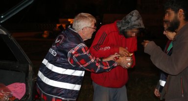 Gönüllülerden madde bağımlıları ve ihtiyaç sahiplerine yemek dağıtımı