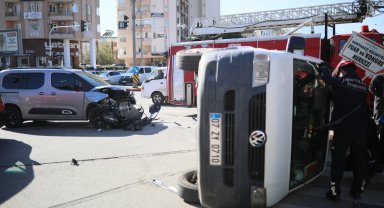 Hatalı dönüş kazası: 3 yaralı