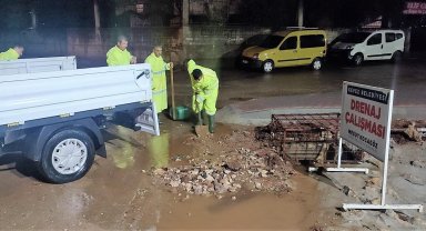 Kepez'den su taşkınına karşı gece mesaisi