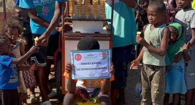 Öğretmeni adına Afrika'da 100 çocuğa dondurma yedirdi