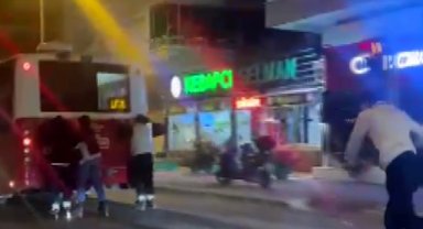 Otobüsün arkasına tutunan patenli gençlerin tehlikeli yolculuğu kamerada