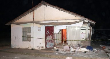 Otomobil gecekonduya girdi, molozların altında kalan anneanne ve bebek yaralandı