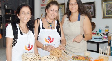 Oyalı eller sepet üretiyor