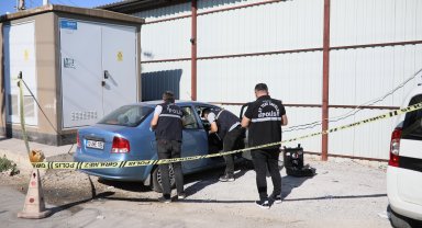 Park halindeki aracında yarı çıplak ölü bulundu