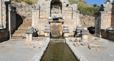Perge'deki antik çeşmeden 1800 yıl sonra su akmaya başladı