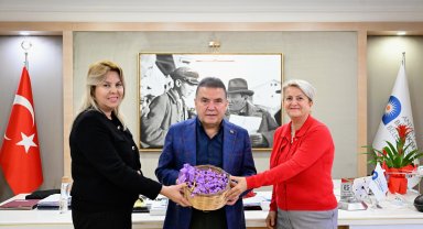 Safran soğanının ilk hasadı Başkan Böcek'e