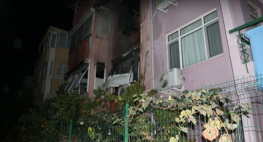 Yangında evi zarar gören kadını komşuları teselli etti