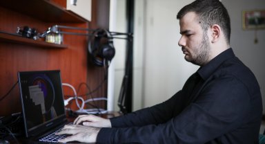 'Yaşamaz' denilen Enes, kendisi gibi görme engellilere umut oluyor