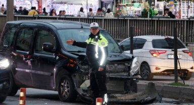 Alt geçitten çıkan 2 otomobil çarpıştı; 1 yaralı