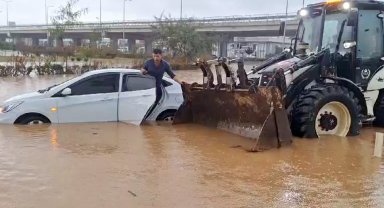Antalya'da sağanak; göle dönen yollarda mahsur kaldılar