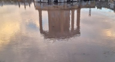 Antalya'da sağanak; göle dönen yollarda mahsur kaldılar