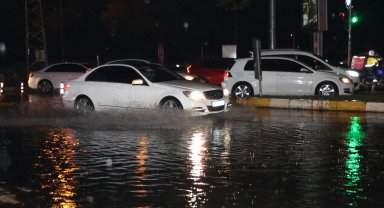 Antalya'da sağanak; yollar su altında kaldı