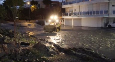 Antalya'da şiddetli yağış su baskınlarına neden oldu