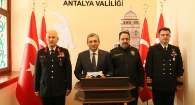 Antalya'da yılbaşı öncesi binlerce şişe ve litre kaçak alkol ele geçirildi