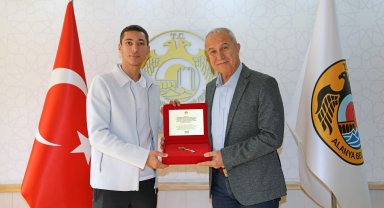 Başkan Özçelik, Razgatlıoğlu'na şehrin anahtarı verdi