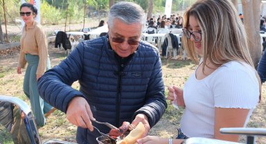 Başkan Topaloğlu'ndan öğrencilere mangal partisi