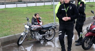 Çalıntı motosikletle polisi peşine taktı