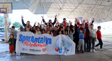 Çocuklar aileleri ile sporun keyfini çıkarıyor