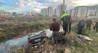 Dereye uçan otomobilden burnu kanamadan çıktı