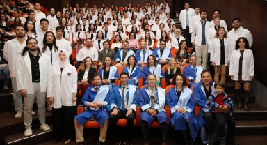 Diş Hekimliği Fakültesi öğrencileri beyaz önlüklerini giydi