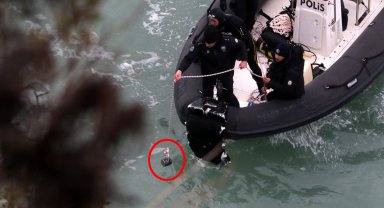 Falezlerden denize düşen otomobil, mıknatısla aranıyor