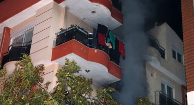 Görevdeki polisin evinde yangın çıktı; ekip arkadaşları yardıma koştu
